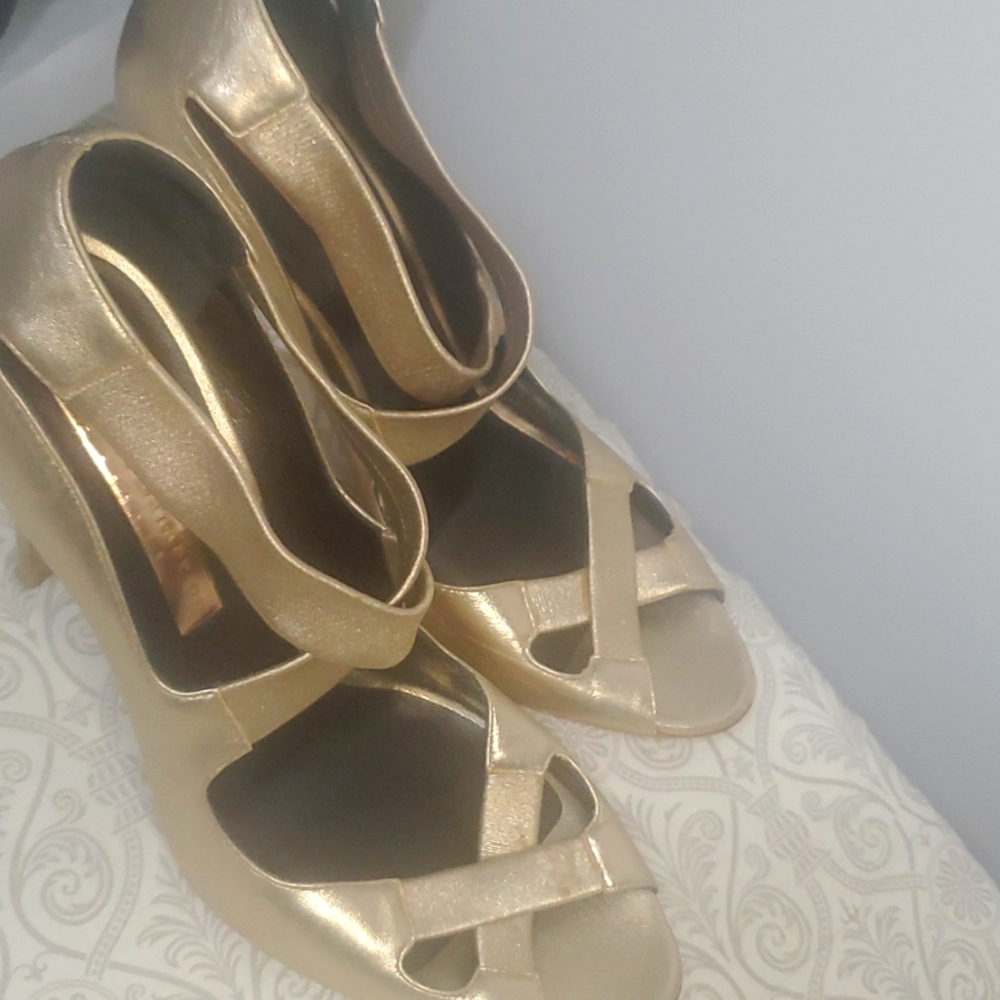 Gold stylish pumps EU40